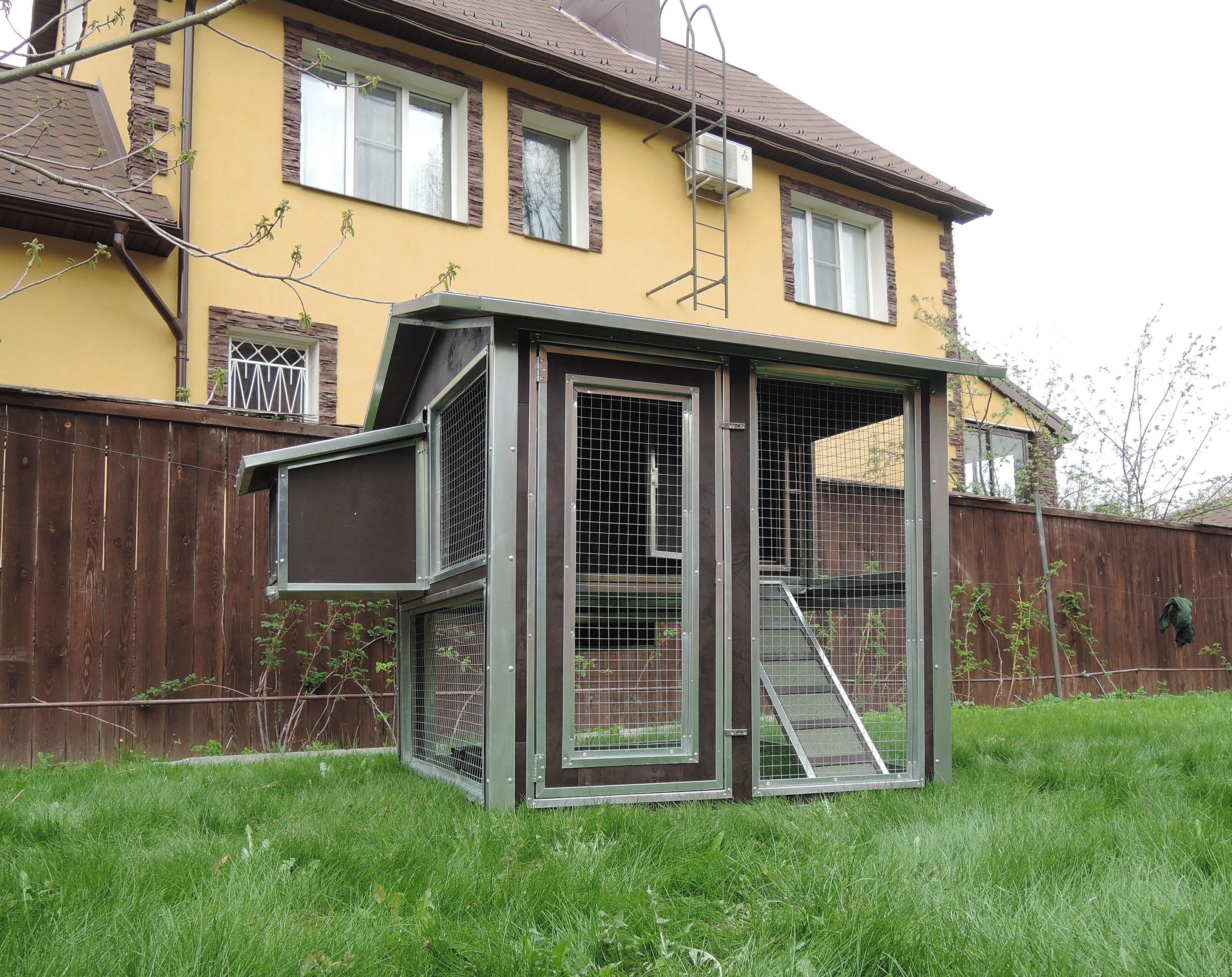 Утепленный отапливаемый уличный курятник с выгулом и гнездом "Зимняя Мечта" на 8-10 кур. Фото 28